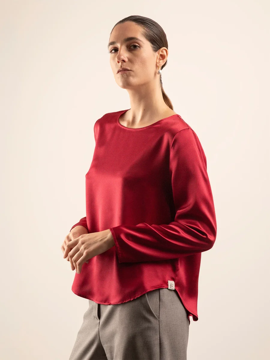 Blusa in Seta con Scollo Rotondo e Fondo Asimmetrico - Rosso Bordeaux - immagine 2