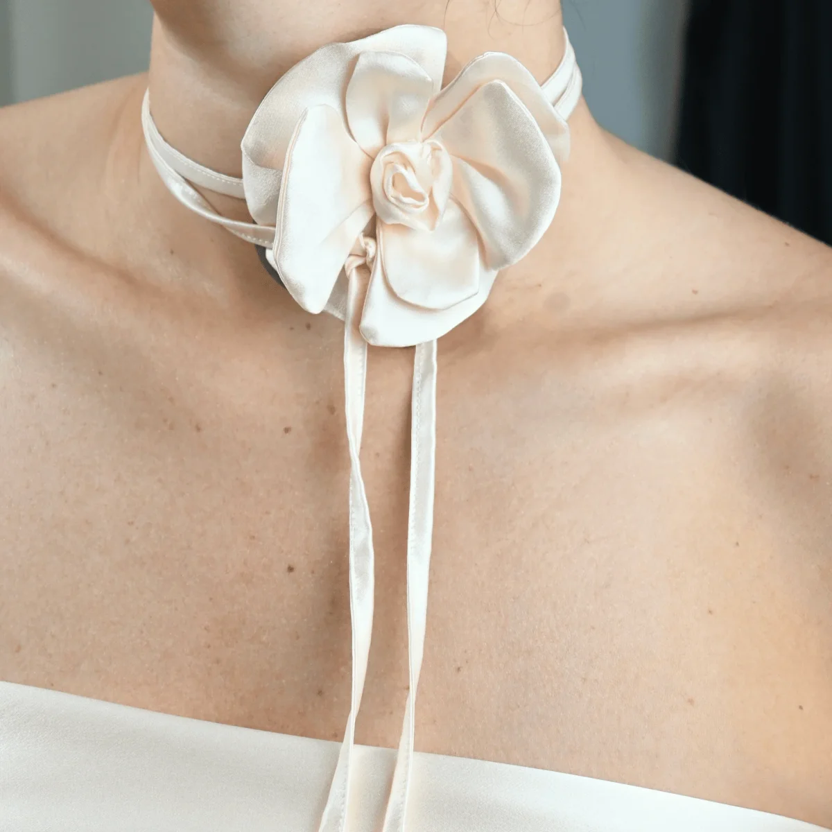 Collana stile choker con fiore - immagine 3