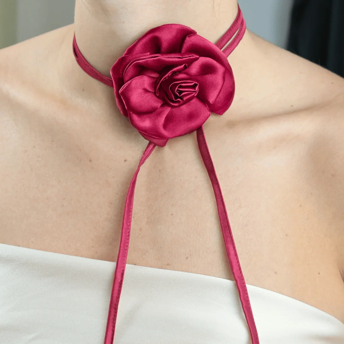 Collana stile choker con fiore - immagine 4