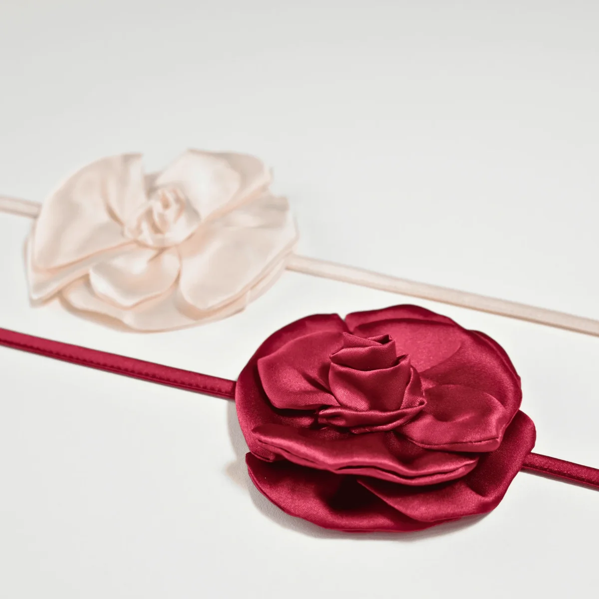 Collana stile choker con fiore - immagine 5